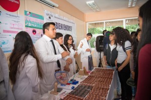 Promueven estudiantes universitarios la medicina preventiva en Feria de la Salud