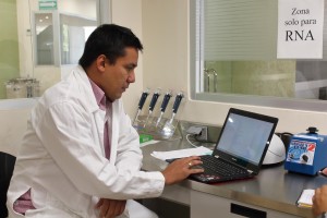Estudiante del CEIB investiga bacterias para degradar hidrocarburos en el mar